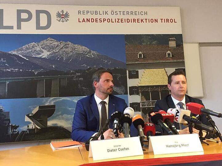 Dieter Csefan vom österreichischen Bundeskriminalamt und Hansjörg Mayr (r), Staatsanwalt in Innsbruck sprechen über die Doping-Razzia.