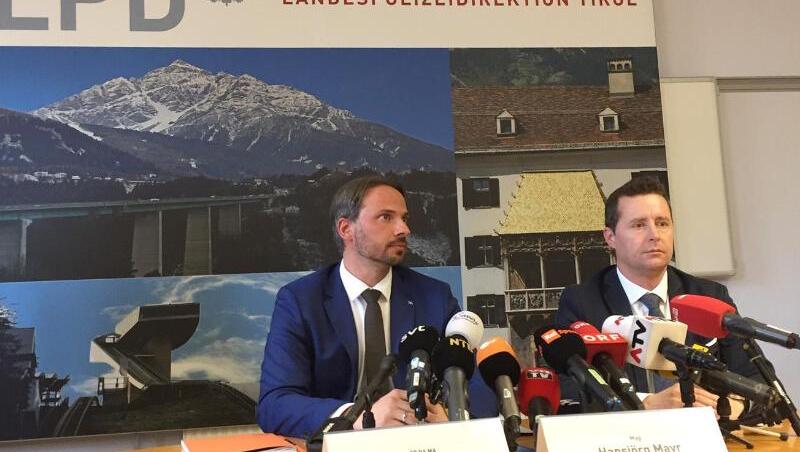 Dieter Csefan vom österreichischen Bundeskriminalamt und Hansjörg Mayr (r), Staatsanwalt in Innsbruck sprechen über die Doping-Razzia. Dieter Csefan vom österreichischen Bundeskriminalamt und Hansjörg Mayr (r), Staatsanwalt in Innsbruck sprechen über die Doping-Razzia.