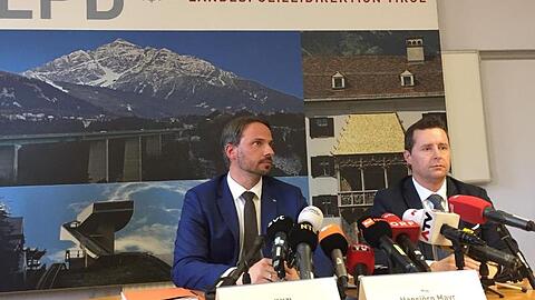 Dieter Csefan vom österreichischen Bundeskriminalamt und Hansjörg Mayr (r), Staatsanwalt in Innsbruck sprechen über die Doping-Razzia.