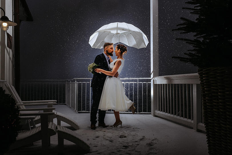 Regen bei der Hochzeit? Das Bild ist umso toller.