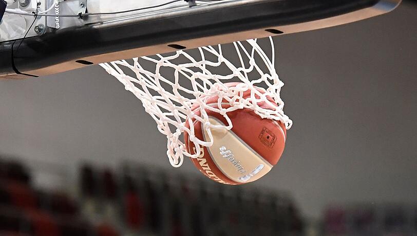Der Spielball landet im Korb.