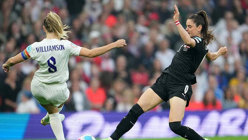 Leah Williamson (l) aus England gegen Sarah Zadrazil aus Österreich.