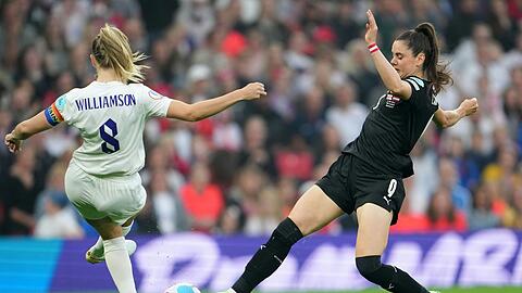 Leah Williamson (l) aus England gegen Sarah Zadrazil aus Österreich.