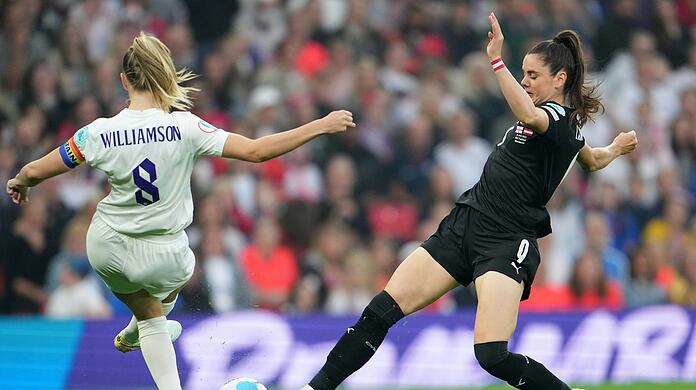 Leah Williamson (l) aus England gegen Sarah Zadrazil aus Österreich.