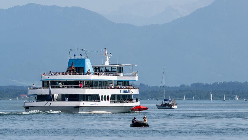 Über den Starnberger See fahren wieder Schiffe. (Archivbild)