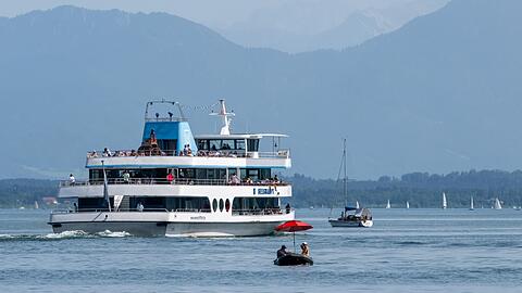 Kleine und große Schiffe fahren über den Starnberger See.