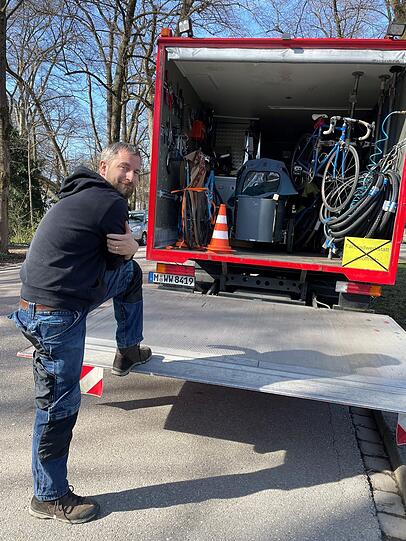 Zweiradmechaniker Manuel Sutter (44) posiert mit seinem Werkstattwagen am Kanal. Arbeiten darf er hier nicht mehr. Zweiradmechaniker Manuel Sutter (44) posiert mit seinem Werkstattwagen am Kanal. Arbeiten darf er hier nicht mehr.