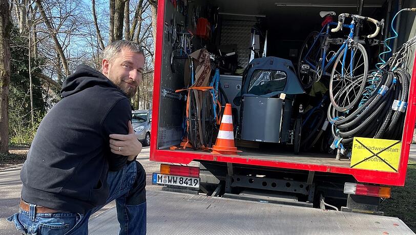 Zweiradmechaniker Manuel Sutter (44) posiert mit seinem Werkstattwagen am Kanal. Arbeiten darf er hier nicht mehr. Zweiradmechaniker Manuel Sutter (44) posiert mit seinem Werkstattwagen am Kanal. Arbeiten darf er hier nicht mehr.