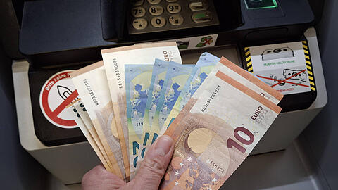 Geld am Automaten. Die Deutsche Bank stellt die letzte Möglichkeit ein, sich im Inland die Rente bar auszahlen zu lassen.