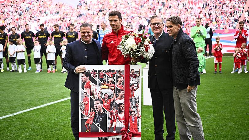 Die Bayern-Bosse Max Eberl, Jan-Christian Dreesen und Christoph Freund (v.l.n.r.) bei der Verabschiedung von Nationalspieler Leon Goretzka (2vl). Vorstandschef Dreesen muss nach einem Unfall pausieren. Die Bayern-Bosse Max Eberl, Jan-Christian Dreesen und Christoph Freund (v.l.n.r.) bei der Verabschiedung von Nationalspieler Leon Goretzka (2vl). Vorstandschef Dreesen muss nach einem Unfall pausieren.