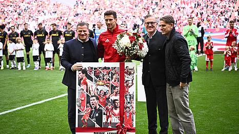 Die Bayern-Bosse Max Eberl, Jan-Christian Dreesen und Christoph Freund (v.l.n.r.) bei der Verabschiedung von Nationalspieler Leon Goretzka (2vl). Vorstandschef Dreesen muss nach einem Unfall pausieren.