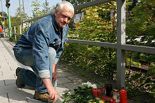 Wilhelm Nagel, ein Bekannter des Opfers, am Bahnsteig Solln