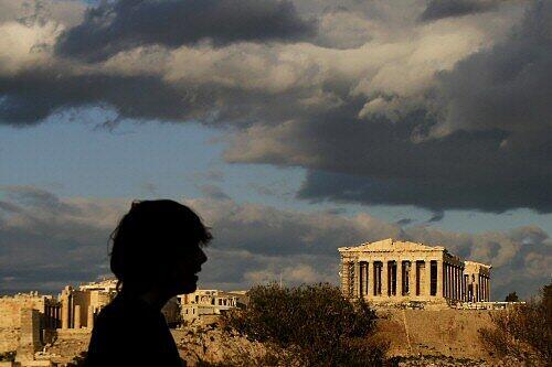 Dunkle Wolken über der Akropolis