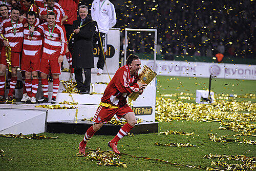 Filou Ribéry: Nach der Siegerehrung im Pokalfinale in Berlin haut Franck mit dem Pokal ab ...
