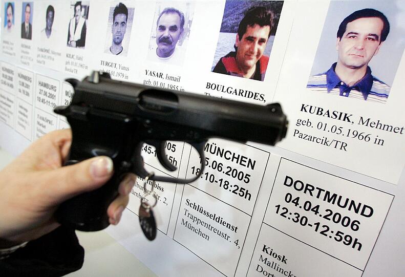 Eine Waffe und ihre Opfer: Neun Männer wurden mit einer Ceska dieses Typs erschossen.