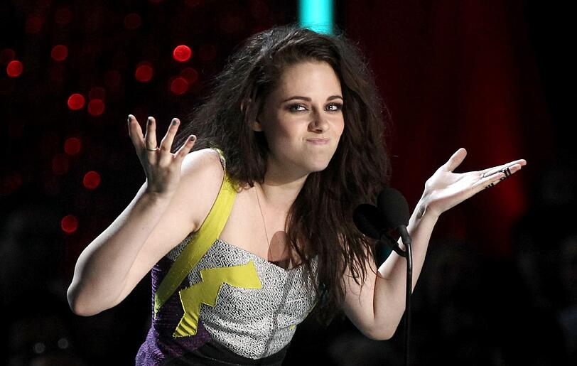 Der Award für den besten Kuss geht an Kristen Steward. Die scheint überrascht, dabei bekommt sie ihn doch zum vierten Mal in Folge. Ihr Kuss-Partner, mit dem sie auch privat liiert sein soll, fehlte aber bei der Verleihung: Robert Pattinson kam nicht zu den MTV Movie Awards.