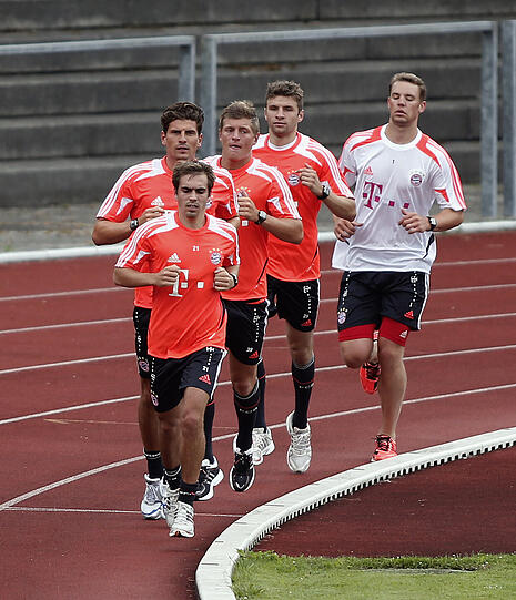 Philipp Lahm führt eine Gruppe von Bayern-Spielern auf der Laufbahn an - auch Lahm fährt nicht mit nach China.