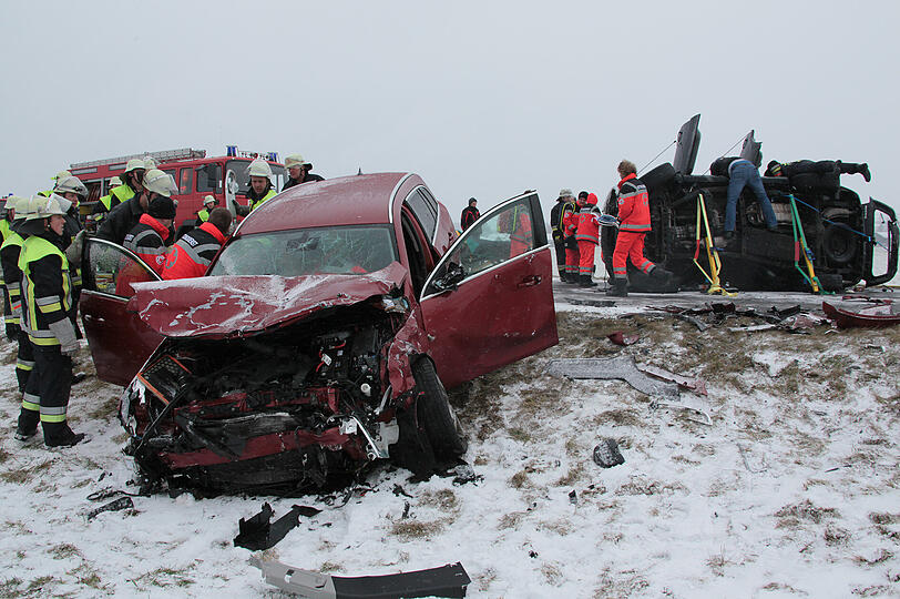 Die Bilder von dem Unfall auf der B12 bei Putzbrunn.