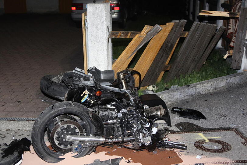 Heftiger Motorrad-Unfall bei Burgkirchen: Zwei Personen wurden schwer verletzt.