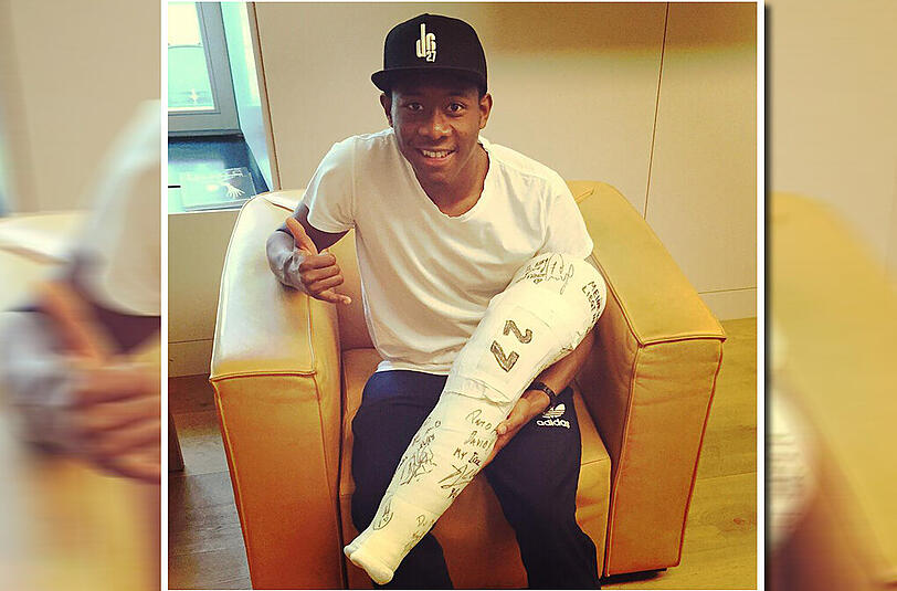 David Alaba präsentiert stolz den abgenommenen Gips, auf dem viele seiner Bayern-Kollegen unterschrieben hatten.