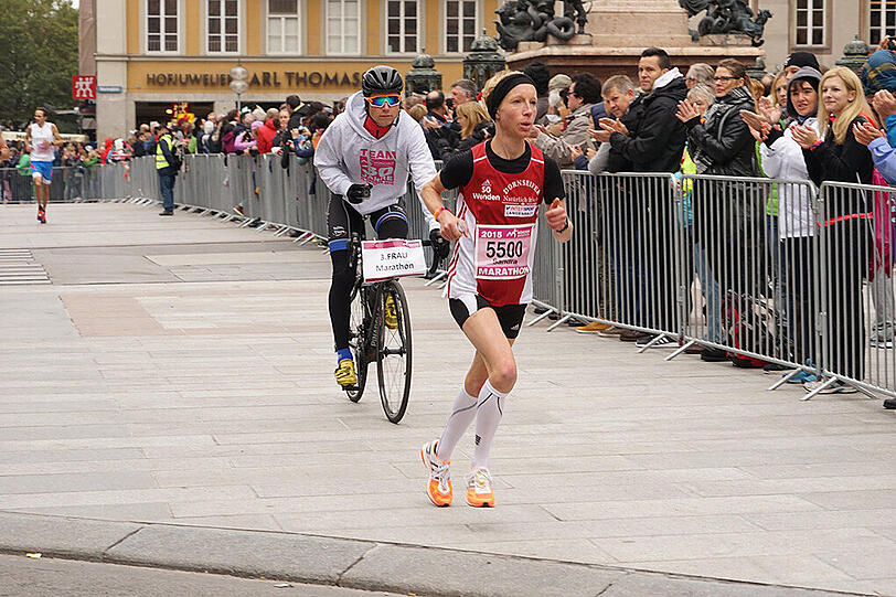 Die Läufer und Läuferinnen des 30. München Marathon am 11.20.2015