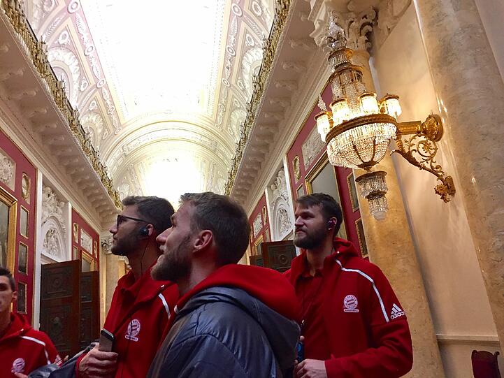 Die Basketballer des FC Bayern bei ihrem Ausflug in die berühmte Eremitage von St. Petersburg, eines der größten und bedeutendsten Kunstmuseen der Welt.