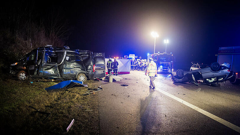 Der Fahrer des Kleintransporters wurde aus seinem Fahrzeug geschleudert und verstarb noch vor Ort. Die Bilder von der A9.