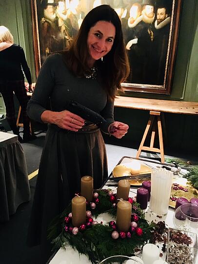 Feuer frei: Natalie Schmid werkelt mit der Heißklebepistole.