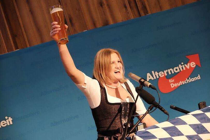 Katrin Ebner-Steiner, die niederbayerische AfD-Spitzenkandidatin, bei der Wahlparty am Sonntag in Mamming bei Dingolfing.