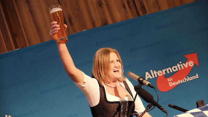 Katrin Ebner-Steiner, die niederbayerische AfD-Spitzenkandidatin, bei der Wahlparty am Sonntag in Mamming bei Dingolfing. Katrin Ebner-Steiner, die niederbayerische AfD-Spitzenkandidatin, bei der Wahlparty am Sonntag in Mamming bei Dingolfing.