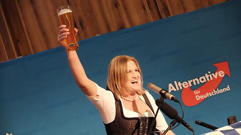 Katrin Ebner-Steiner, die niederbayerische AfD-Spitzenkandidatin, bei der Wahlparty am Sonntag in Mamming bei Dingolfing.