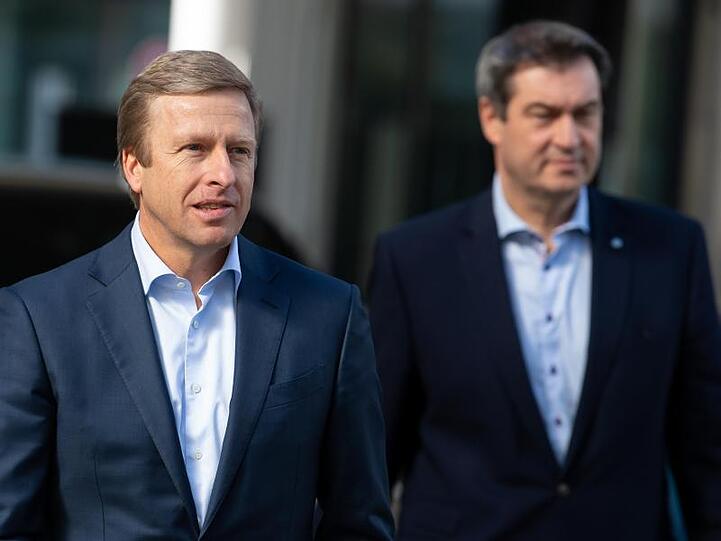 Markus Söder (r), Ministerpräsident von Bayern, und Oliver Zipse, Vorstandsvorsitzender der BMW AG, bei einem Pressetermin auf dem Werksgelände.