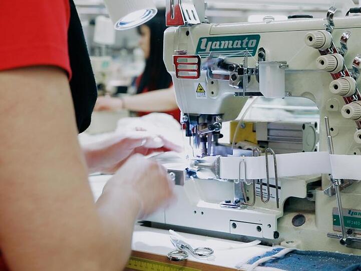 Flexibilität ist gefragt: Der schwäbische Textilhersteller Trigema stellt seine Produktion zumindest teilweise auf Mundschutz-Masken um.