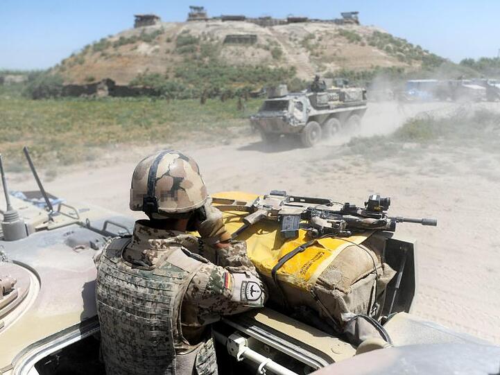 Bundeswehrsoldaten sind 2011 nahe Kundus im Einsatz.