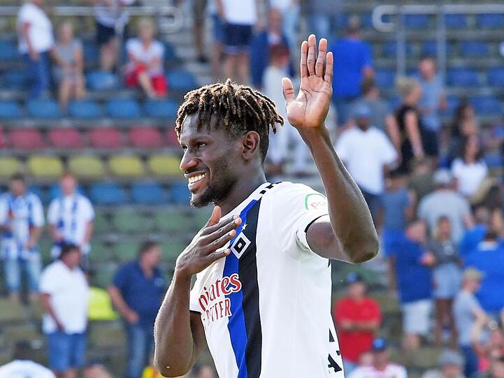 Der Hamburger Bakery Jatta bedankt sich nach dem 4:2 Sieg bei den Fans. Foto: Uli Deck/Archivbild