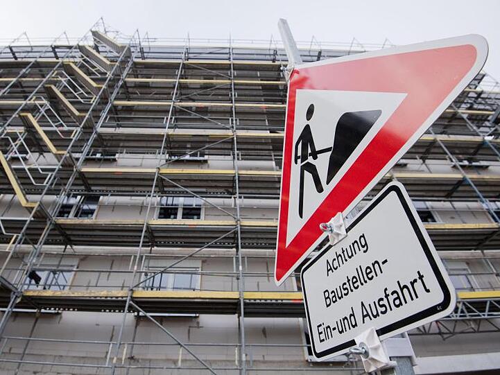 Die Gewerkschaft Bauen-Agrar-Umwelt findet vor allem den Rückgang der Baugenehmigungen bei Mehrfamilienhäusern "alarmierend".