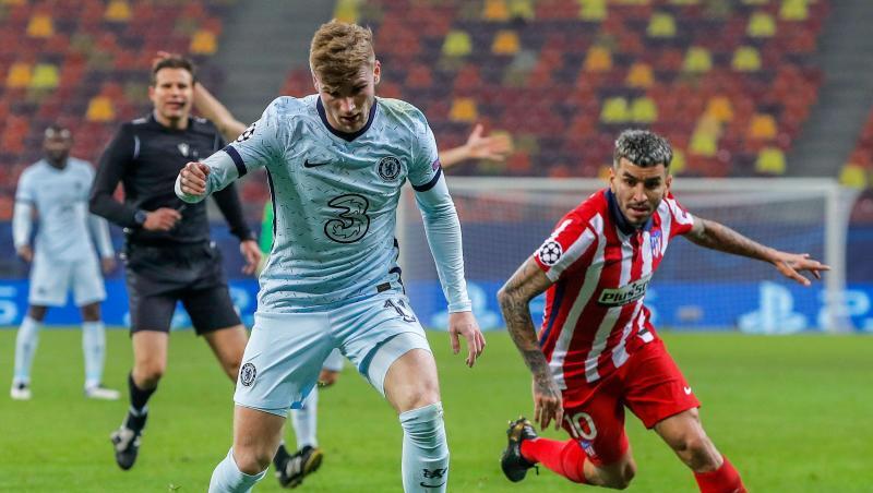 Chelseas Timo Werner (links) behauptet sich am Ball im Zweikampf gegen Angel Correa von Atlético Madrid.