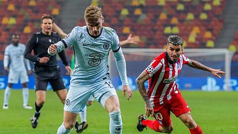 Chelseas Timo Werner (links) behauptet sich am Ball im Zweikampf gegen Angel Correa von Atlético Madrid.