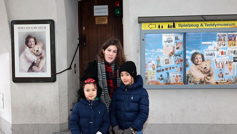 Veranstaltungsberaterin Nele Joas (47) steht mit ihren Nichten Lidia (6) und Lynn (8) vor verschlossener Tür. Das Spielzeugmuseum im alten Rathausturm am Marienplatz hat für drei Monate zugesperrt. Veranstaltungsberaterin Nele Joas (47) steht mit ihren Nichten Lidia (6) und Lynn (8) vor verschlossener Tür. Das Spielzeugmuseum im alten Rathausturm am Marienplatz hat für drei Monate zugesperrt.