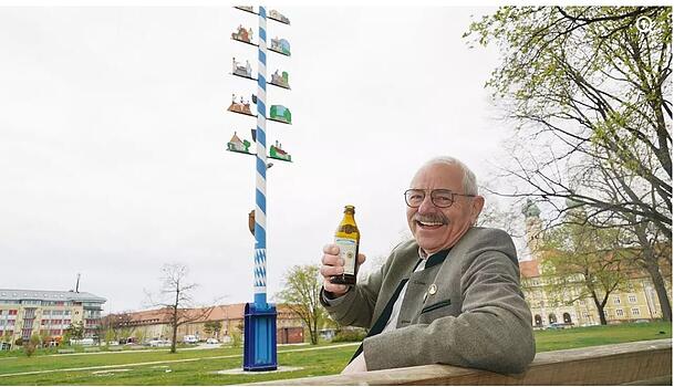 2021 fällt zum zweiten Mal coronabedingt das Maifest aus. Otto Seidl trinkt sein Bier trotzdem unter seinem Maibaum. 2021 fällt zum zweiten Mal coronabedingt das Maifest aus. Otto Seidl trinkt sein Bier trotzdem unter seinem Maibaum.