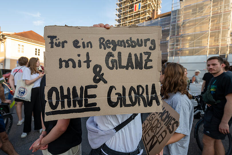 Zu Beginn der Schlossfestspiele demonstrierten etwa 300 Menschen vor Schloss Thurn und Taxis: Ihr Protest richtete sich unter anderem gegen umstrittene Aussagen der Hausherrin, Fürstin Gloria von Thurn und Taxis, unter anderem zum Thema Homosexualität.