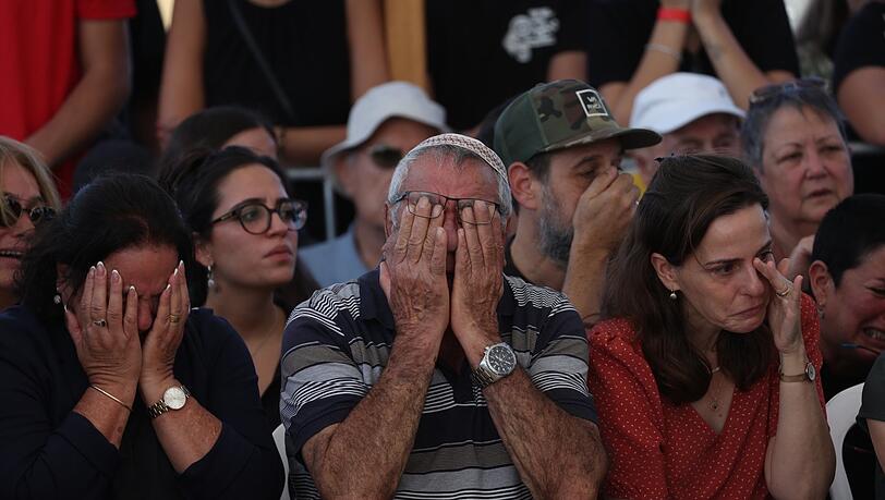 So war es unmittelbar nach dem Massaker: Menschen trauern am 17. Oktober 2023 während der Beerdigung der Mitglieder einer israelischen Familie. Die Familie wurde am 7. Oktober in ihrem Haus im Kibbuz Kfar Azza nahe der Grenze zum Gazastreifen von militanten Hamas-Kämpfern getötet.