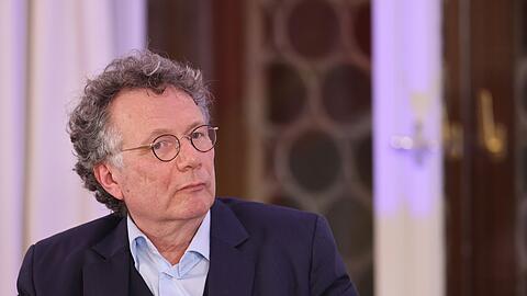 Der Schriftsteller Ingo Schulze kommt 2026 als Poetikprofessor nach Bamberg &ndash; im Gep&auml;ck hat der 1962 Geborene auch sein neuestes Werk. (Archivbild)