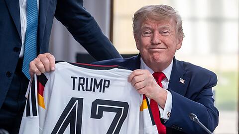 Trump zeigt sein Geschenk zum 80. Geburtstag.