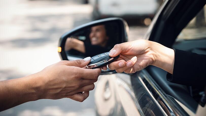 Ob Mietwagen oder öffentliche Verkehrsmittel die bessere Wahl sind, hängt in der Regel vom Urlaubsziel und den -plänen ab. Ob Mietwagen oder öffentliche Verkehrsmittel die bessere Wahl sind, hängt in der Regel vom Urlaubsziel und den -plänen ab.