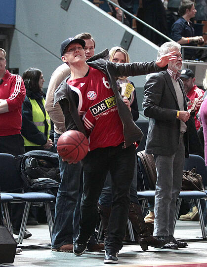 Gut gelaunt: Bastian Schweinsteiger mit seiner Sarah beim Basketball