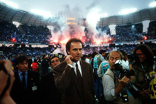 Franz Beckenbauer trainierte die Nationalmannschaft vom 12. September 1984 bis zum 8. Juli 1990. Der Kaiser führte die DFB-Elf 1990 zum bislang letzten WM-Titel. Zuvor holte er in 66 Länderspielen 34 Siege und 20 Unentschieden, 12 Mal verlor Deutschland unter Beckenbauer. Neben dem WM-Triumph 1990 in Rom wurde Beckenbauer 1986 in Mexiko Vize-Weltmeister und erreichte 1988 bei der EM im eigenen Land das Halbfinale.