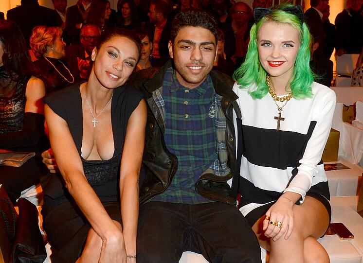 Promis auf der Fashion Week in Berlin. Noah Becker ohne seinen Vater Boris, dafür aber mit  seiner Stiefmutter Lily Becker und Bonny Strange.