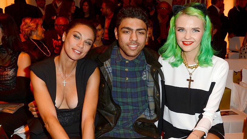 Promis auf der Fashion Week in Berlin. Noah Becker ohne seinen Vater Boris, dafür aber mit  seiner Stiefmutter Lily Becker und Bonny Strange.
