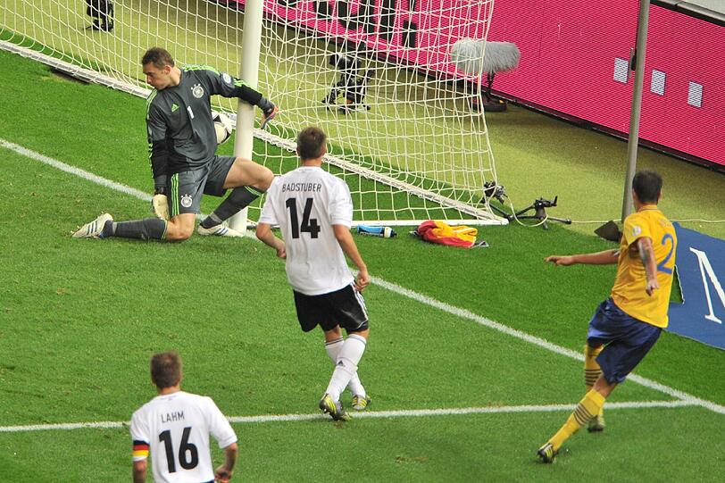 Plötzlich ist es eine Aufholjagd: Mikael Lustig erzielt in der 64. Minute das 4:2 der Schweden gegen die deutsche Nationalmannschaft.